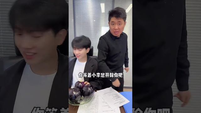 老板一开始不听我的话，直到我把我的黑丝漏出来，这还不拿捏住他？ смотреть онлайн