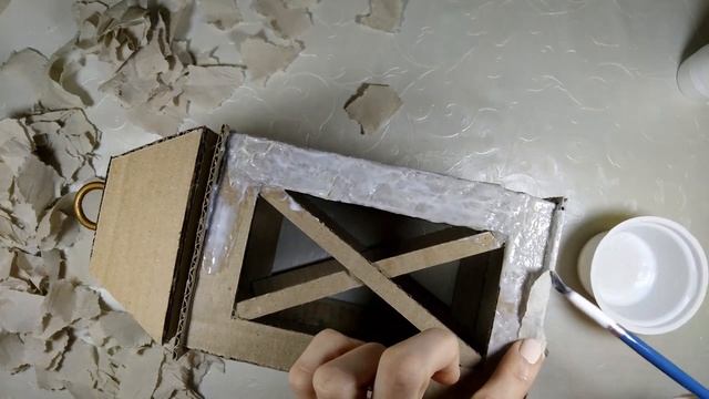 DIY? Как сделать Декоративный ФОНАРЬ СВОИМИ РУКАМИ из картона МАСТЕР КЛАСС. Christmas decor. смотреть онлайн