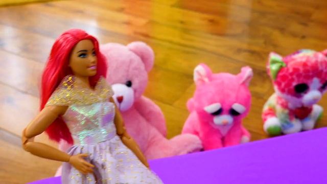 Показ мод и БАРБИ. Игры для девочек в куклы Барби. Крутые ОДЕВАЛКИ и новый подиум Barbie смотреть онлайн