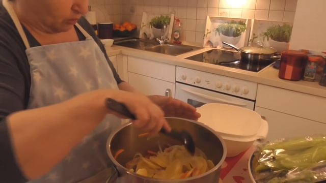 Манты без мантоварки на картошке и жареной маринованой капусте смотреть онлайн