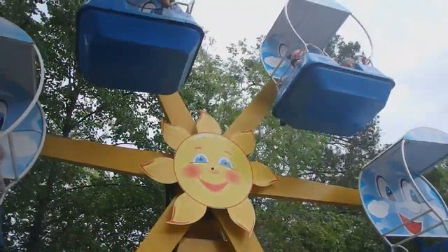 Детский городок в парке им.Гагарина. Кристи и Каролина. 5 минут до дождика/YanaBu смотреть онлайн