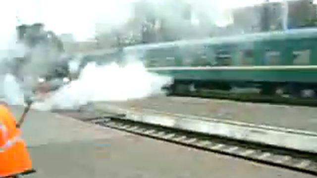 Отправление паровоза(со свистком).flv смотреть онлайн