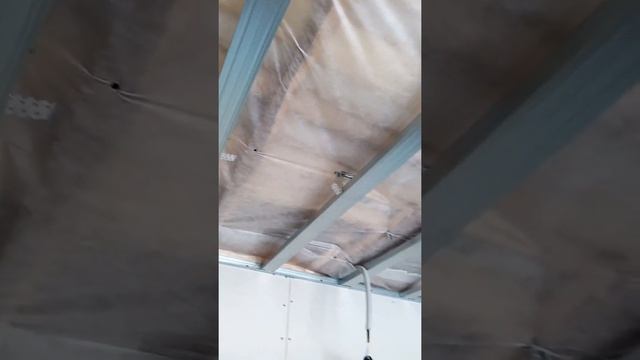 выставленный каркас под гкл и обшитые стены в деревянном доме смотреть онлайн