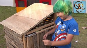 Манкиту Милан и Папа строят домик для курочек. МанкиТайм