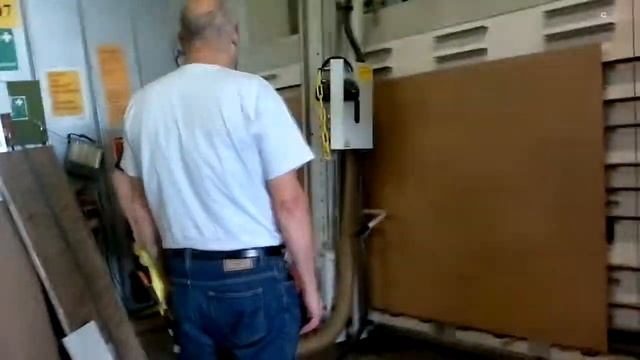 Циркулярная раскроечная пила в строительном магазине. смотреть онлайн