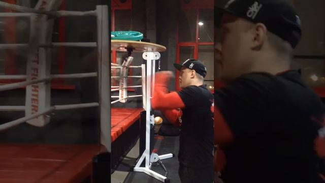 Работаю на скоростной груше, пневмогруше.Тригуб Вова смотреть онлайн