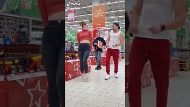Прикол над девушкой в магазине ? Пукнула нечаянно ? Неловкий момент ? смотреть онлайн