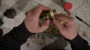 Замена вентиля на газовом балоне самодельным ключом | Пробуем сами