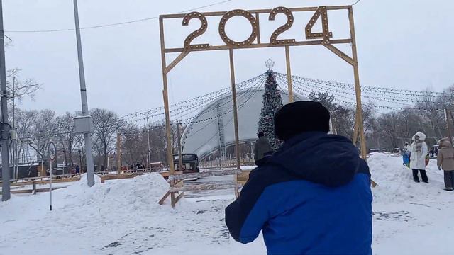 Цифра года 2024, Ёлка, отправная точка конькобежной трассы, Каток поливают тёплой водой 3-его Январ смотреть онлайн