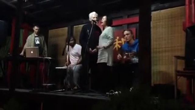 Май Богачихин поет на фестивале