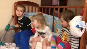 Безудержное веселье. Дети ломают кровать. Разборки малявок