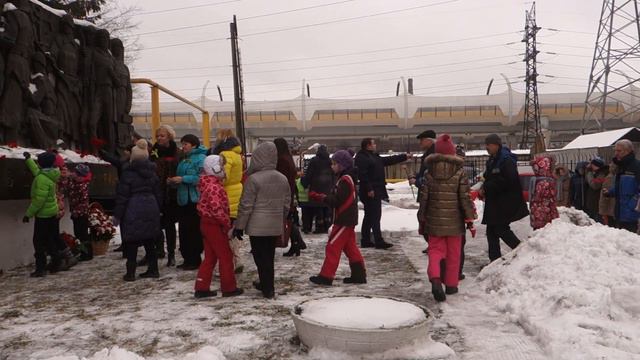 Возложение цветов к «Барельефу в честь погибших кировцев — жителей блокадного Ленинграда» смотреть онлайн