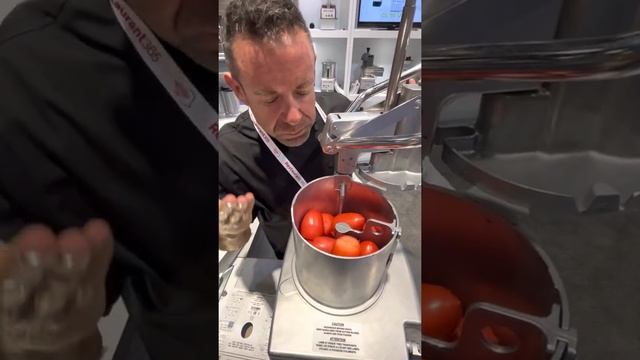 Robot Coupe CL50 - Dicing Tomatoes with Leon at NRA 2022 смотреть онлайн