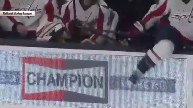 Овечкин рассмешил одноклубников, упав за борт ОВЕЧКИН УПАЛ смотреть онлайн