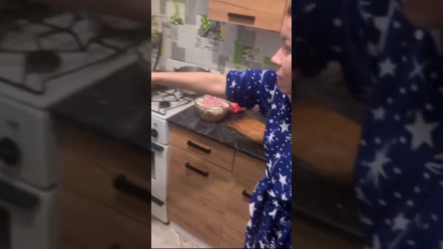 Иришка Чики-Пики и Безумный Паша готовят оливье. Паше и в этот раз досталось... смотреть онлайн