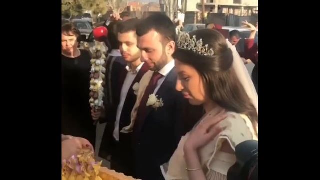 Свекровь кормит молодоженов медом / Армянская традиционная свадьба смотреть онлайн