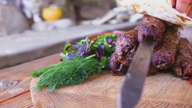 Люля Кебаб из говядины и баранины на мангале. субтитры