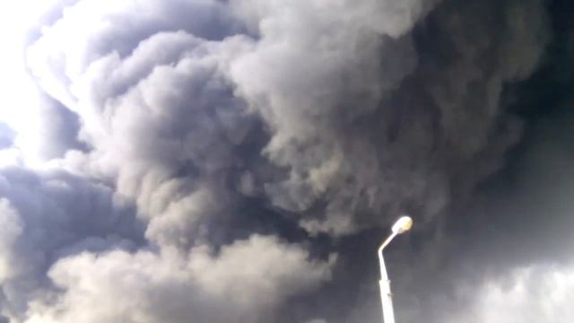 Пожар на складе "Конструкция" в Батайске часть 2 смотреть онлайн