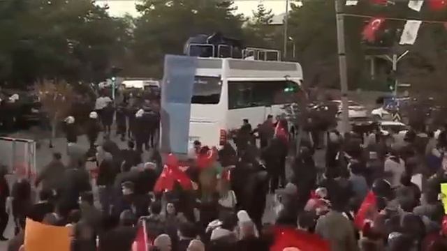 ЖЁСТКО в Турции КАМНЯМИ закидали мэра СТАМБУЛА от партии АТАТЮРКА смотреть онлайн