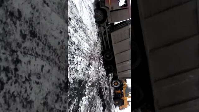 МАЗ утонул в снегу смотреть онлайн