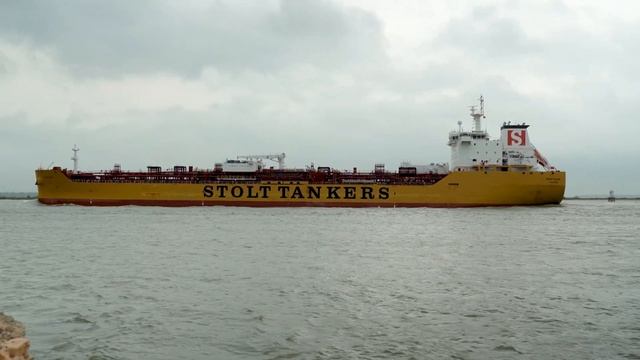 Video of Man Catching A Fish as Chemical Products Tanker Stolt Lerk Enters the Port of Houston смотреть онлайн