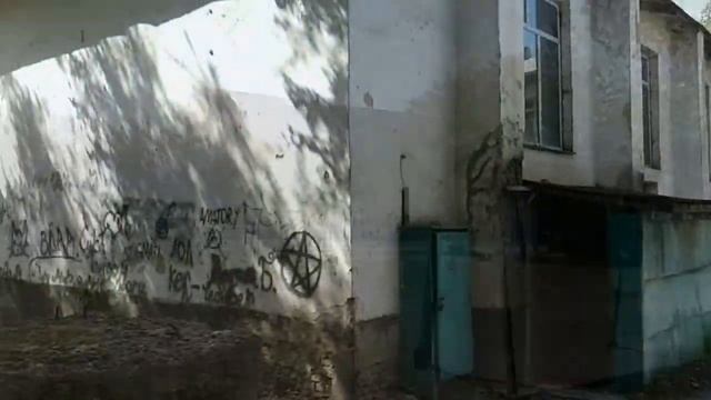 Вид с внутренного двора на здание школы гимназий 73, в Алматы смотреть онлайн