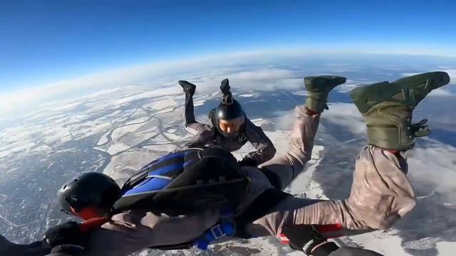 Прыжок с парашютом.Аэроград Коломна смотреть онлайн