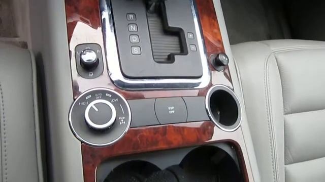 2004 Volkswagen Touareg V8, silver - Stock# L037010 - Features смотреть онлайн