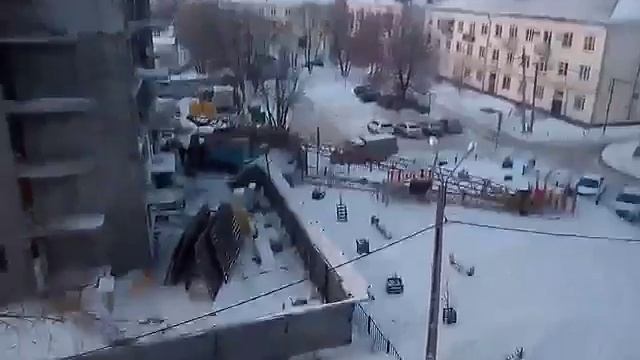 Падение крана в Тольятти на детскую площадку. смотреть онлайн
