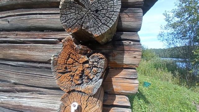 Эти домики - это бани. у каждого в деревня есть баня на берегу, индивидуальная! смотреть онлайн