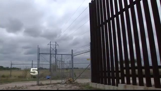 Winter Texans React to Border Wall, Military Deployment смотреть онлайн