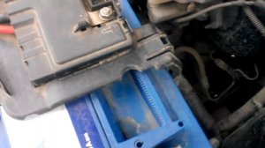 Volkswagen polo sedan замена снятие АКБ