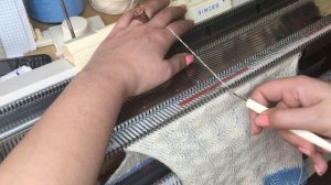 Плед на вязальной машине/обработка пледа промышленной резинкой/машинное вязание