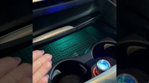 Установили беспроводную зарядку для телефона в штатное место BMW 5 G30