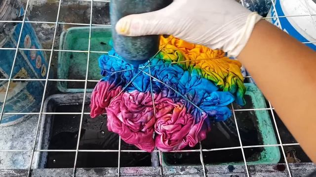 How To Tie Dye : Crumple Aurora Colors Black Scrunch T Shirt смотреть онлайн