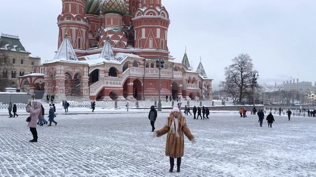 Красная площадь зимой. Ёлки в ГУМе смотреть онлайн