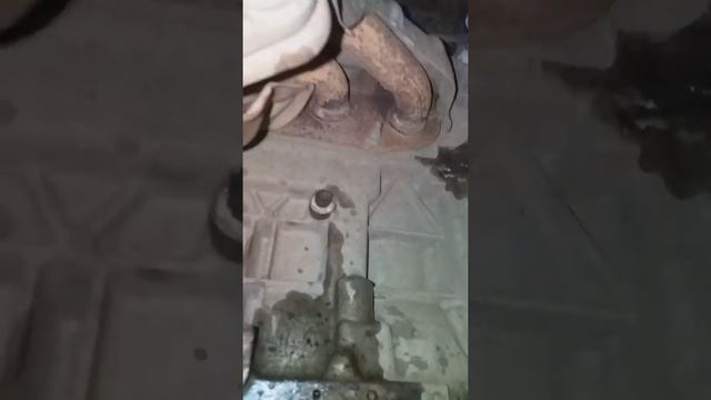 Где находится сливная пробка антифриза на Ниссан Жук смотреть онлайн