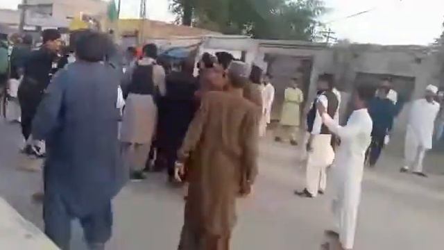 Former pm yusaf Gilani ke bety ki Dpo Sadiq Dogar se batmeezi ki video смотреть онлайн