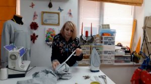 Проклеиваем по низу брюк клеевую ленту.