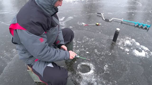 Первый лед Щука срезает балансир Моя первая зимняя рыбалка смотреть онлайн