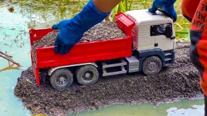 Дети и Машинки. Дорога для машинок игрушек в воде. Манкиту