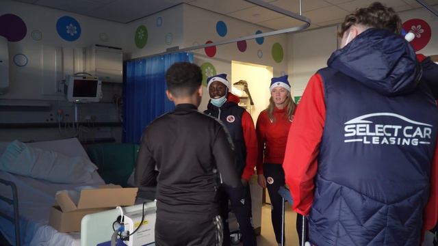 Reading players pay Christmas visit to the children's ward at Royal Berkshire Hospital смотреть онлайн
