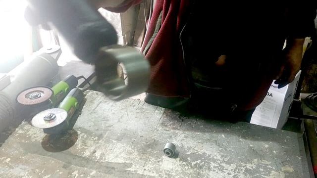 Замена сайлентблока в амортизаторе KYB 444135 смотреть онлайн