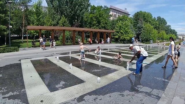 /Walking in Volgograd/ Прогулка по Центральной Набережной. смотреть онлайн