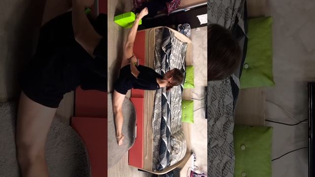 А со скольки кубиков вы садитесь на шпагат? Я с 4 #танцы #dance #fitness #цирк #спорт #шпагатдома смотреть онлайн