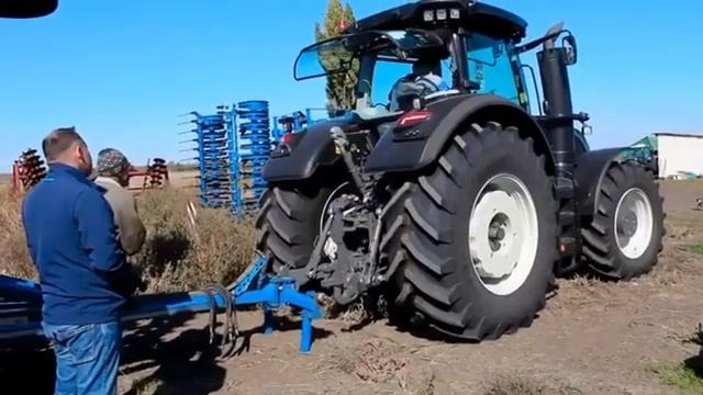 Аккуратная погрузка и бережная доставка трактора Valtra S374!