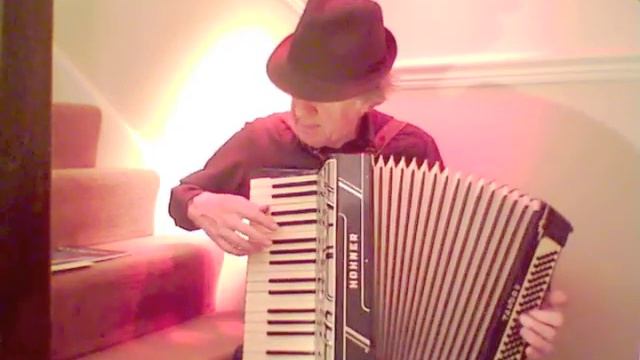 Oi Tate klezmer tune on a restored Hohner accordion смотреть онлайн