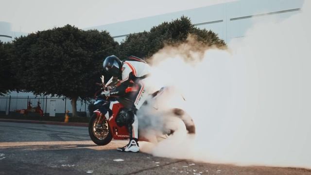 2021 Honda CBR-1000RR-R Fireblade SP Burnout смотреть онлайн