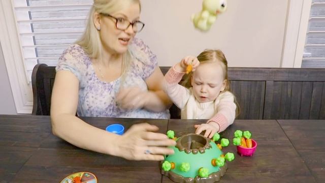 Rora learns numbers and colors unboxing and playing the fun bunny rabbit toy game Jumping Jack. смотреть онлайн