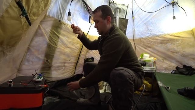 РЫБА КИШИТ ПОД НОГАМИ. Рыбалка вдали от дома. Печка греет, рыба клюёт. Комфорт 48 часов смотреть онлайн